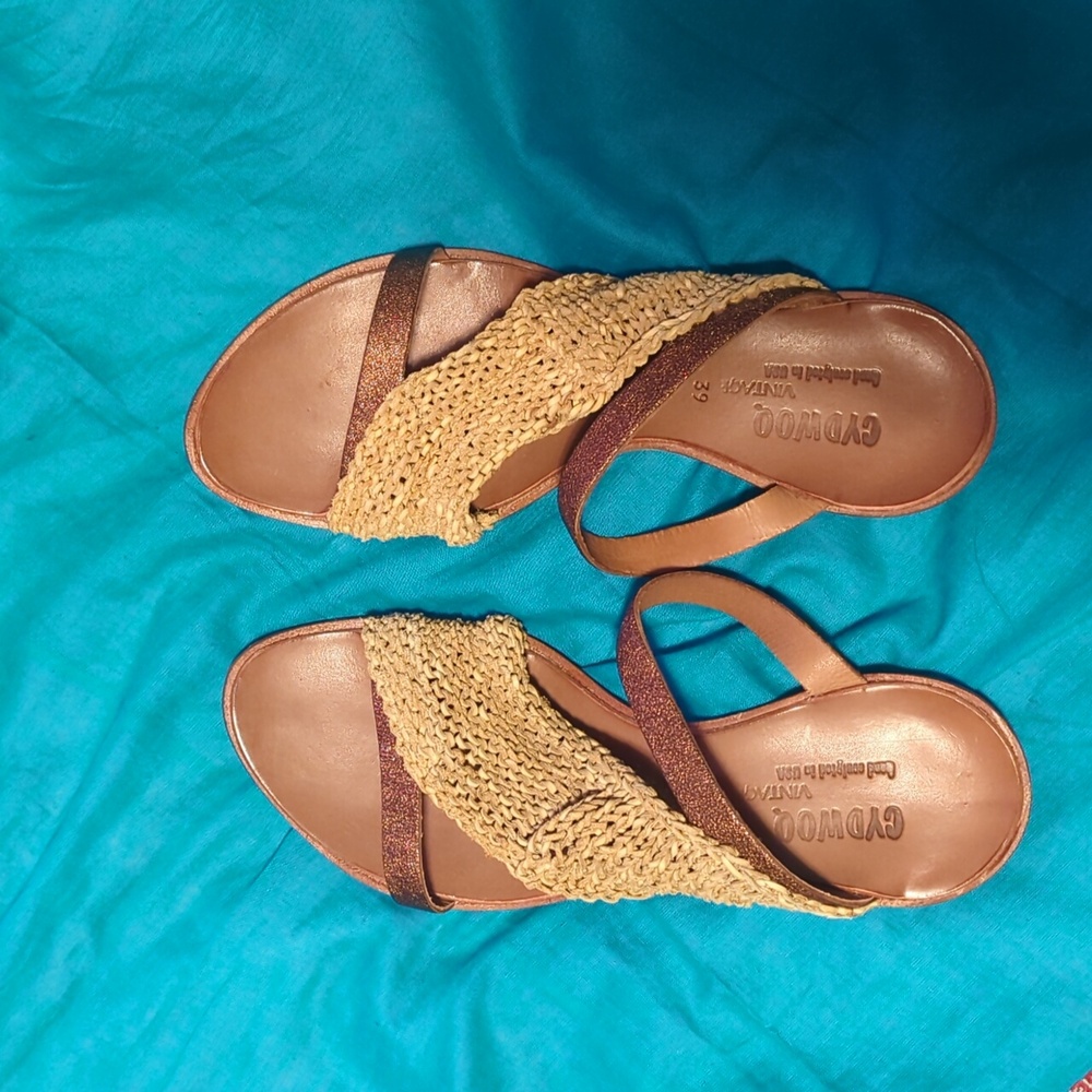 Cydwoq 39 Tan Sandals